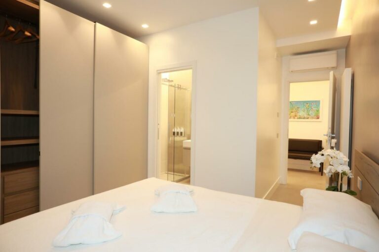 Camera con armadio guardaroba e accesso al bagno – Roma Stay Home