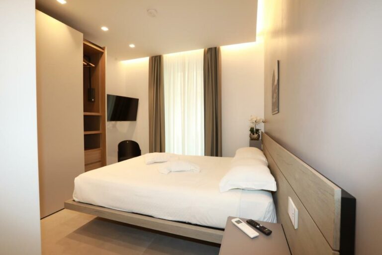 Camera matrimoniale con TV e armadio a vista – Roma Stay Home