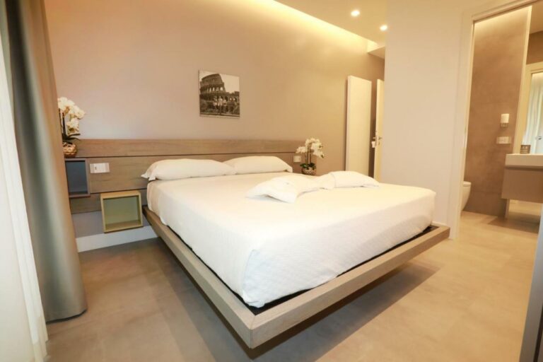 Camera matrimoniale con testiera in legno – Roma Stay Home
